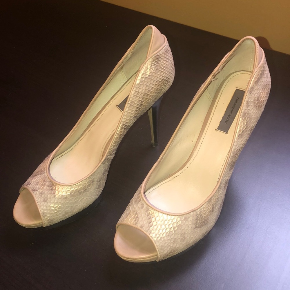 Gorgeous champagne snakeskin heels!!